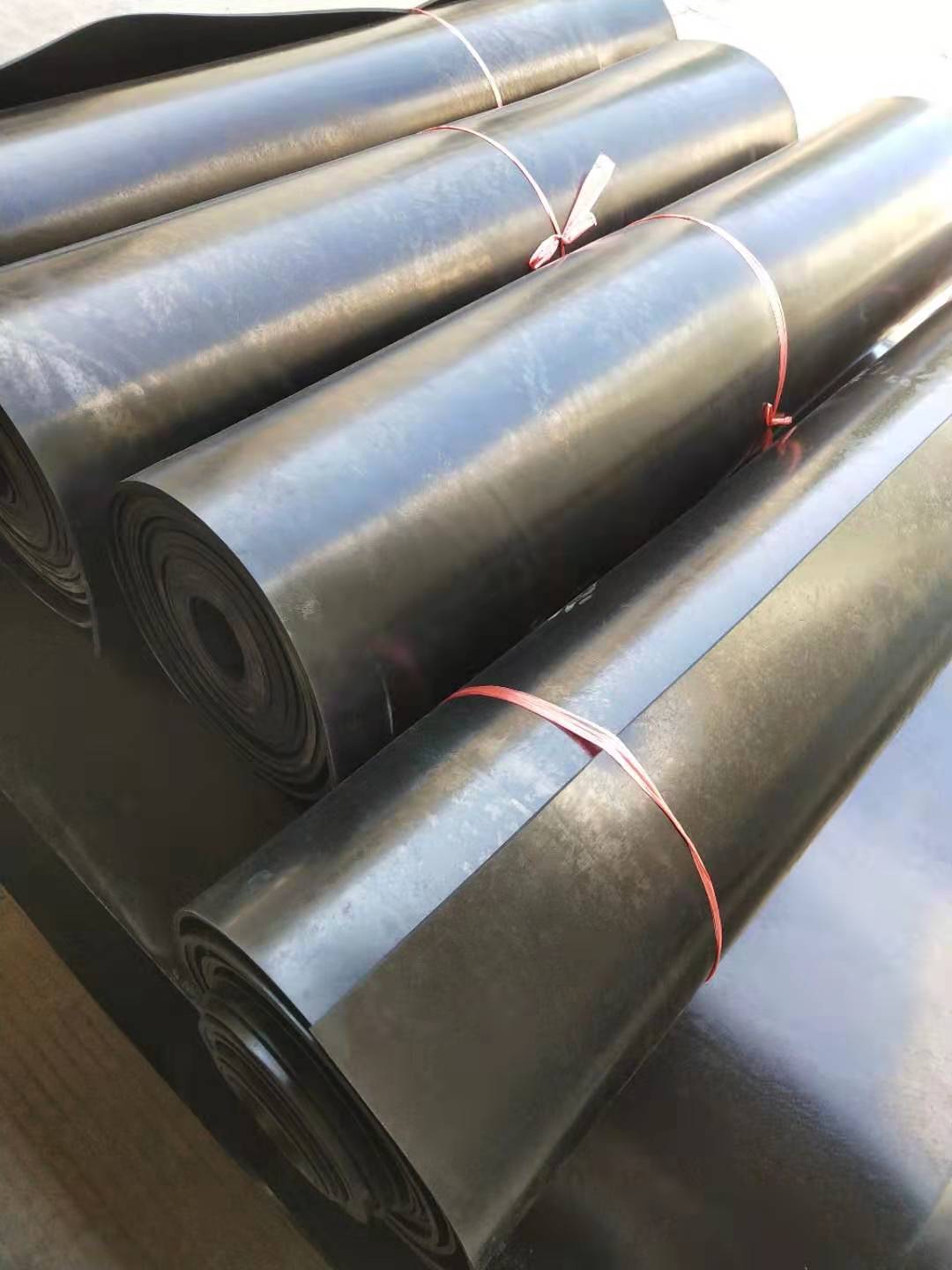 丁腈橡膠板：是由丁二烯和丙烯腈經(jīng)乳液聚合法制得的，丁腈橡膠主要采用低溫乳液聚合法生產(chǎn)。